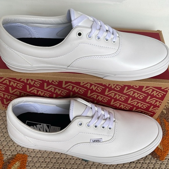 Vans Men’s Era Classic Tumble)Truewhite
VN0A38FRODJ
Sneakers - Picture 15 of 16